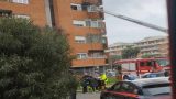 Incendio a ostia in palazzina popolare, due intossicati