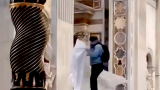 Panico in Vaticano: uomo invade altare di San Pietro e distrugge preziosi candelabri (VIDEO)