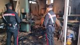 Falegnameria in fiamme a Roma, vedova 76enne spegne l’incendio