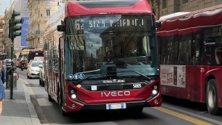 Bus elettrici a Roma: promesse e realtà tra il trionfo di Gualtieri e i dubbi dell’opposizione