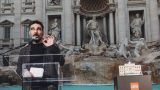 Edoardo Leo costruisce la magia di Roma con i mattoncini LEGO alla Fontana di Trevi
