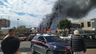 Incendio pomezia, il centro commerciale in fiamme e la nube di fumo avvolge la città (video)