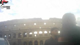 Roma, uomo minaccia di suicidio davanti al Colosseo