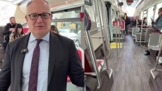 Bus elettrici a Roma, Gualtieri esulta mentre i romani ironizzano