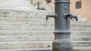 Roma aumenta le bollette: nuova tassa sui nasoni colpisce i romani