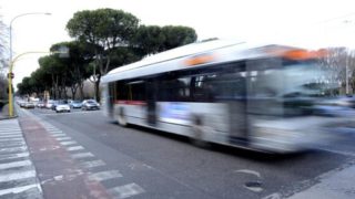 Roma, autobus danneggiato da un pugno: autista ferito