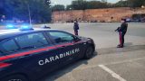 Roma, ubriaco minaccia moglie e carabinieri con machete e ascia