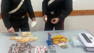 Carabinieri arrestano spacciatore a guidonia dopo incauto lancio di cocaina