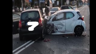 Incidente sulla via del mare: scontro tra auto provoca caos e strada chiusa