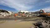 Ruspe in azione a ostia per rimuovere detriti e ripristinare la spiaggia